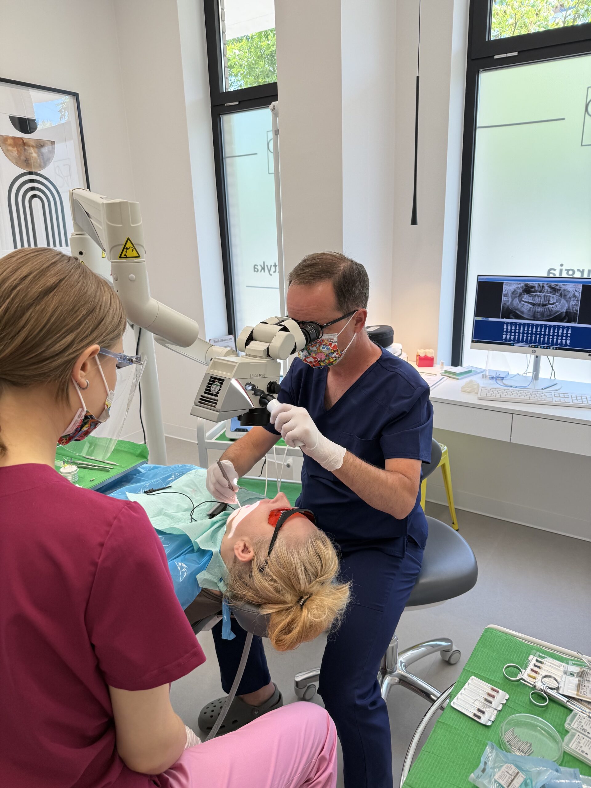 Endodonta podczas badania zęba przed leczeniem kanałowym