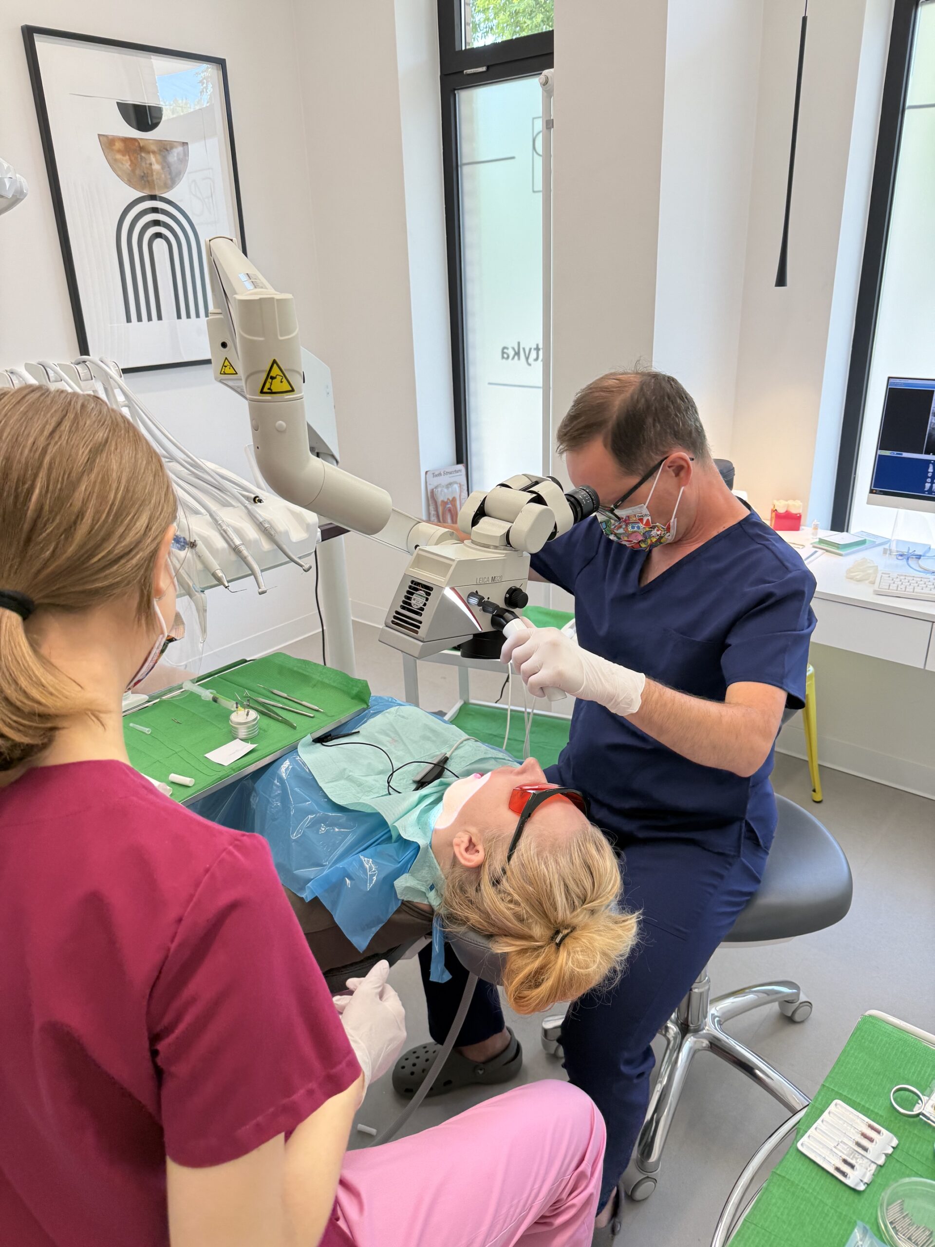 Endodonta wykonujący leczenie kanałowe z użyciem mikroskopu