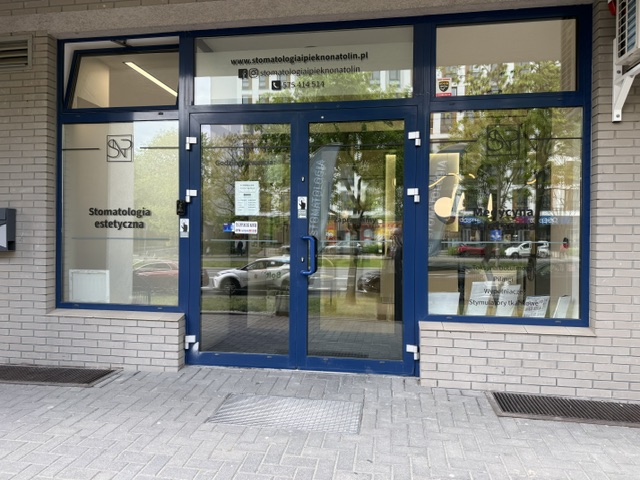 stomatologia-natolin-widok-na-drzwi1 Stomatologia i Piękno Natolin przy metrze Natolin